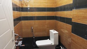 Un bagno piccolo con il water, una doccia e un catino.