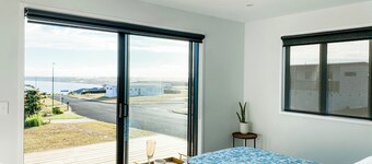 Quiet escape for a family get away! Close to beaches, cafe and shops.
