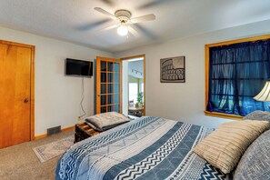 2 bedrooms, desk, iron/ironing board, Internet - 1 Mi to Dtwn Tiffin! Brick Bungalow w/ Patio, Yard (Tiffin)