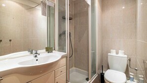 A bathroom with a sink, mirror, shower, and toilet. - Warm Apartment 2P in the heart of Nice - near the sea (Nice)
