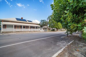 Exterior - Federation style home, located in Southern Barossa Valley, next door to the pub. (Mount Pleasant)