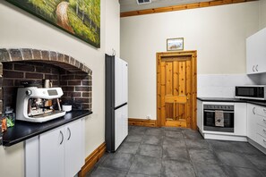 Private kitchen - Federation style home, located in Southern Barossa Valley, next door to the pub. (Mount Pleasant)