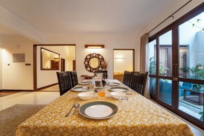 Villa Deluxe, balcón | Restauración