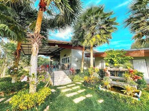 Terrace/patio - Social Escape Hotel (Tambon Song Phi Nong)