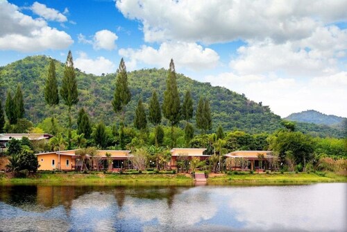 Social Escape Hotel (Lemon Chalet)