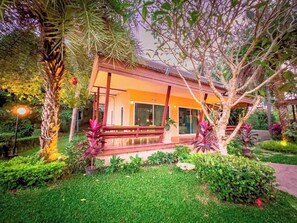 Exterior - Social Escape Hotel (Tambon Song Phi Nong)