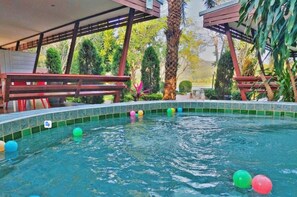Pool - Social Escape Hotel (Tambon Song Phi Nong)