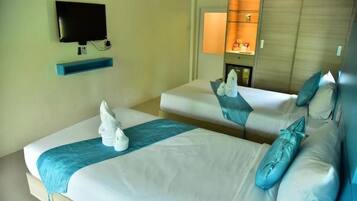 Habitación cuádruple familiar | Escritorio, camas supletorias, wifi gratis y ropa de cama