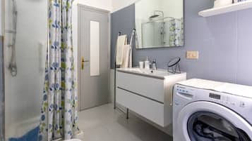 Een douche, een haardroger, handdoeken