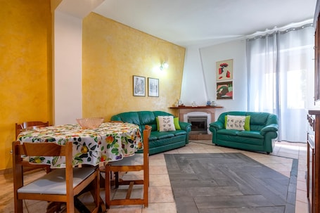 Dining. Holiday Home 'Da Minnanna' with Private Garden, Wi-Fi and Air Conditioning