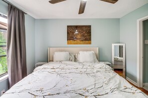 2 bedrooms, desk, iron/ironing board, Internet - Near Expressways! Cozy Dallas Condo w/ Workspace (Dallas)