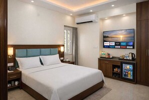 Luxe suite, veranda, uitzicht op de stad | Een bureau, een laptopwerkplek, gratis wifi