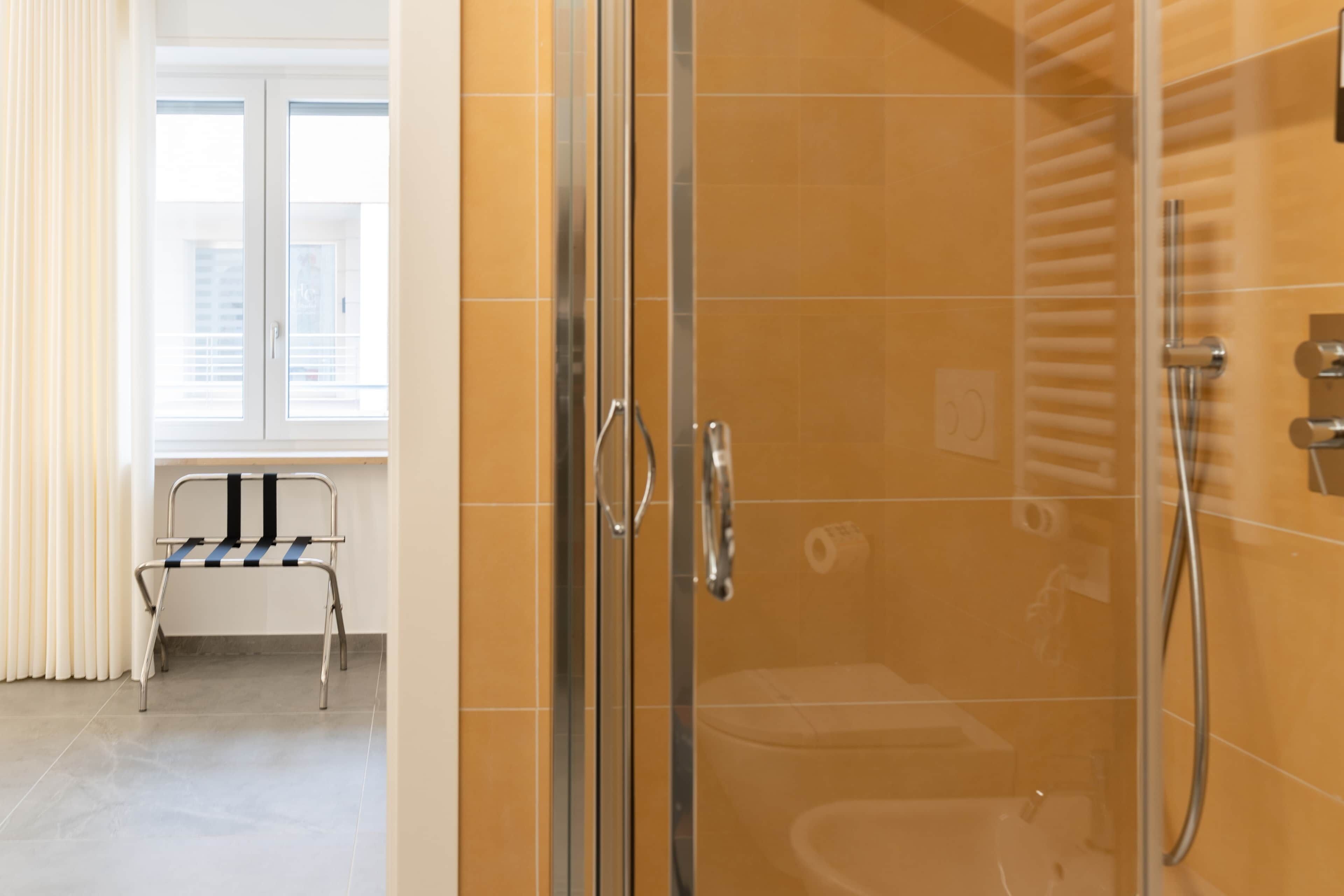 Bruser, hårtørrer, bidet, håndklæder