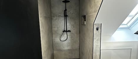 Basic Apartment | Bathroom | Shower, free toiletries, hair dryer, towels