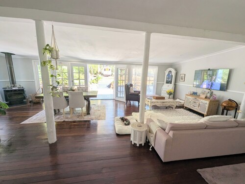 Little Sunshine Cottage - Sunflower Room