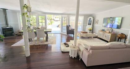 Little Sunshine Cottage - Sunflower Room