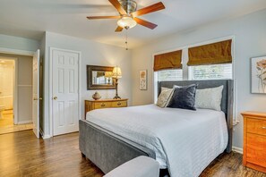 3 bedrooms, iron/ironing board, Internet, bed sheets - Family + Pet Friendly: Fort Worth Home Near TCU! (Fort Worth)