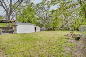 Property grounds - Family + Pet Friendly: Fort Worth Home Near TCU! (Fort Worth)