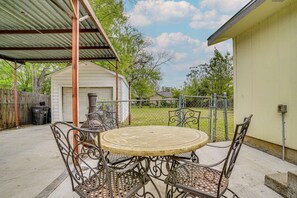 Outdoor dining - Family + Pet Friendly: Fort Worth Home Near TCU! (Fort Worth)
