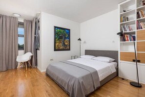 2 slaapkamers, een bureau, een strijkplank/strijkijzer, wifi