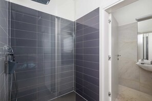 Shower, hair dryer, towels, shampoo - RM Grande Villa – Left Wing (Rovinj)