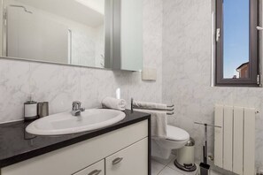 Shower, hair dryer, towels, shampoo - RM Grande Villa – Left Wing (Rovinj)