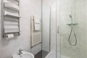 Shower, hair dryer, towels, shampoo - RM Grande Villa – Right Wing (Rovinj)
