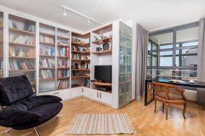 Televisión, chimenea, reproductor de DVD y oficina 