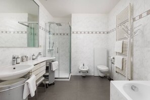 Shower, hair dryer, towels, shampoo - RM Grande Villa – Right Wing (Rovinj)