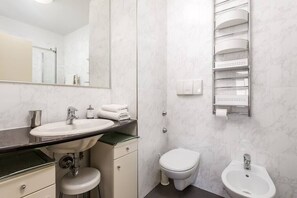 Shower, hair dryer, towels, shampoo - RM Grande Villa – Right Wing (Rovinj)