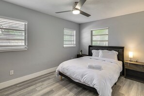4 bedrooms, desk, iron/ironing board, internet
