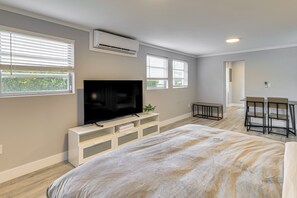 4 bedrooms, desk, iron/ironing board, internet