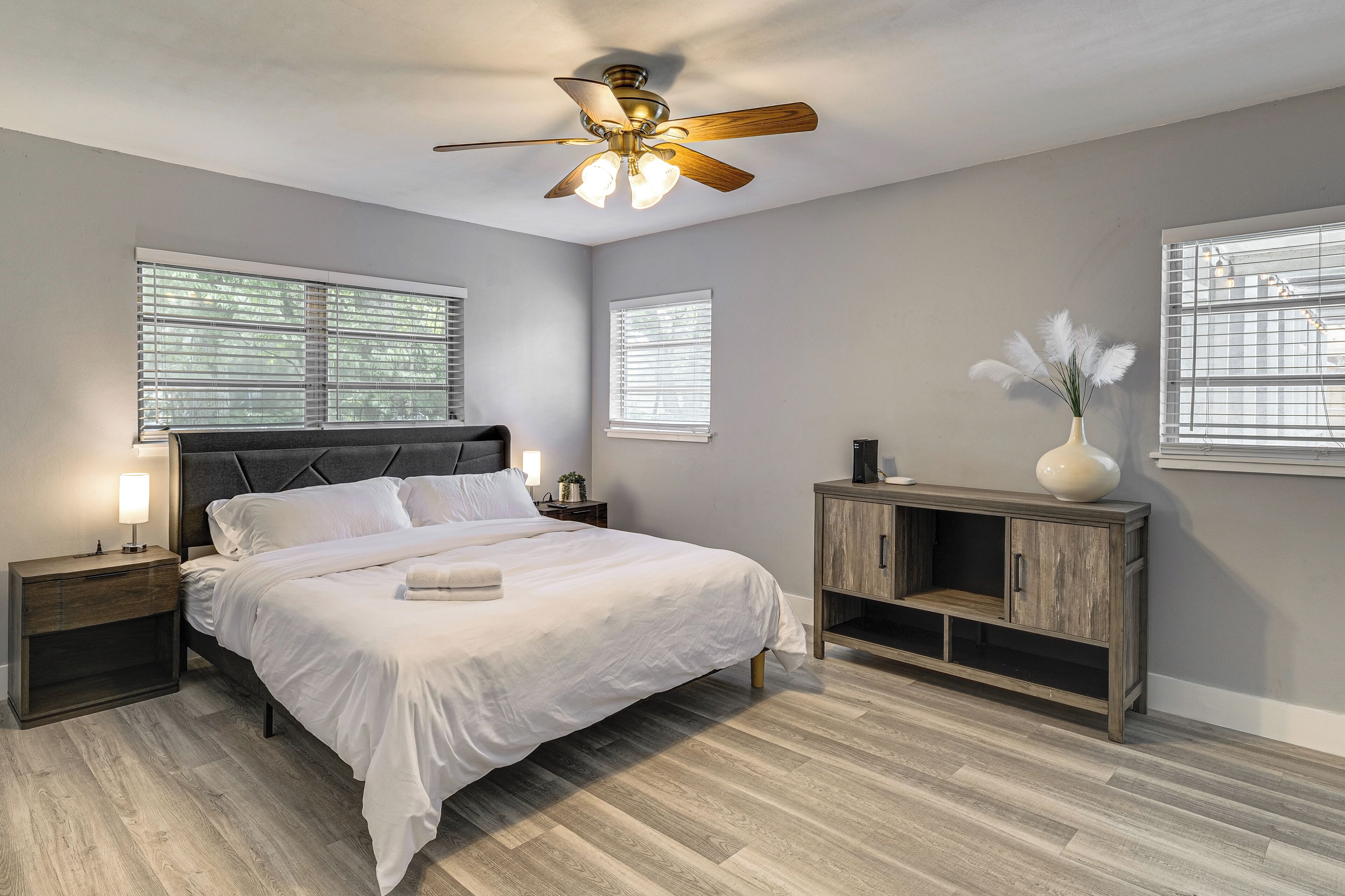 4 bedrooms, desk, iron/ironing board, Internet