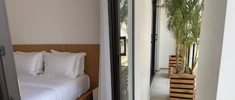 Departamento | Espacio para trabajar con laptop y tabla de planchar con plancha