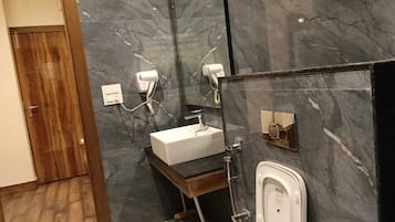 Dusch, handdukar, tvål och schampo
