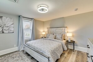 5 bedrooms, iron/ironing board, Internet, bed sheets - 4 Mi to Waterfront: 2-Unit Combo in Kingston! (Kingston)