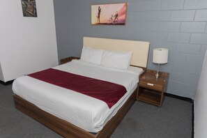 7 bedrooms, iron/ironing board, WiFi - Modern Hotel Rooms in Winnipeg, Steps from McPhillips Casino, Great Value (Winnipeg)
