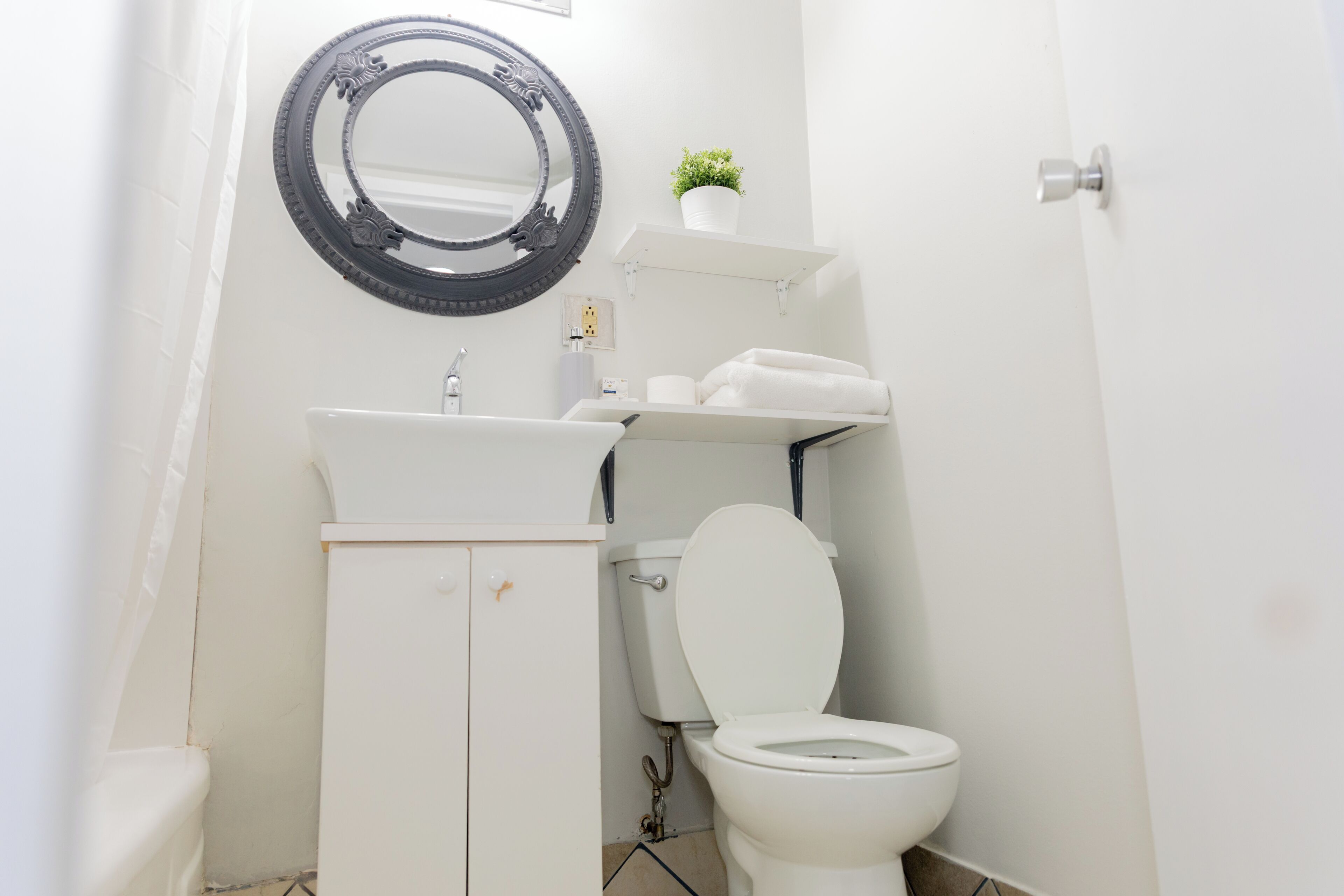 Haartrockner, Handtücher, Seife, Toilettenpapier