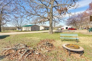 Outdoor dining - 'Stargazer's Delight' in the Ozarks: Country Cabin (Richland)