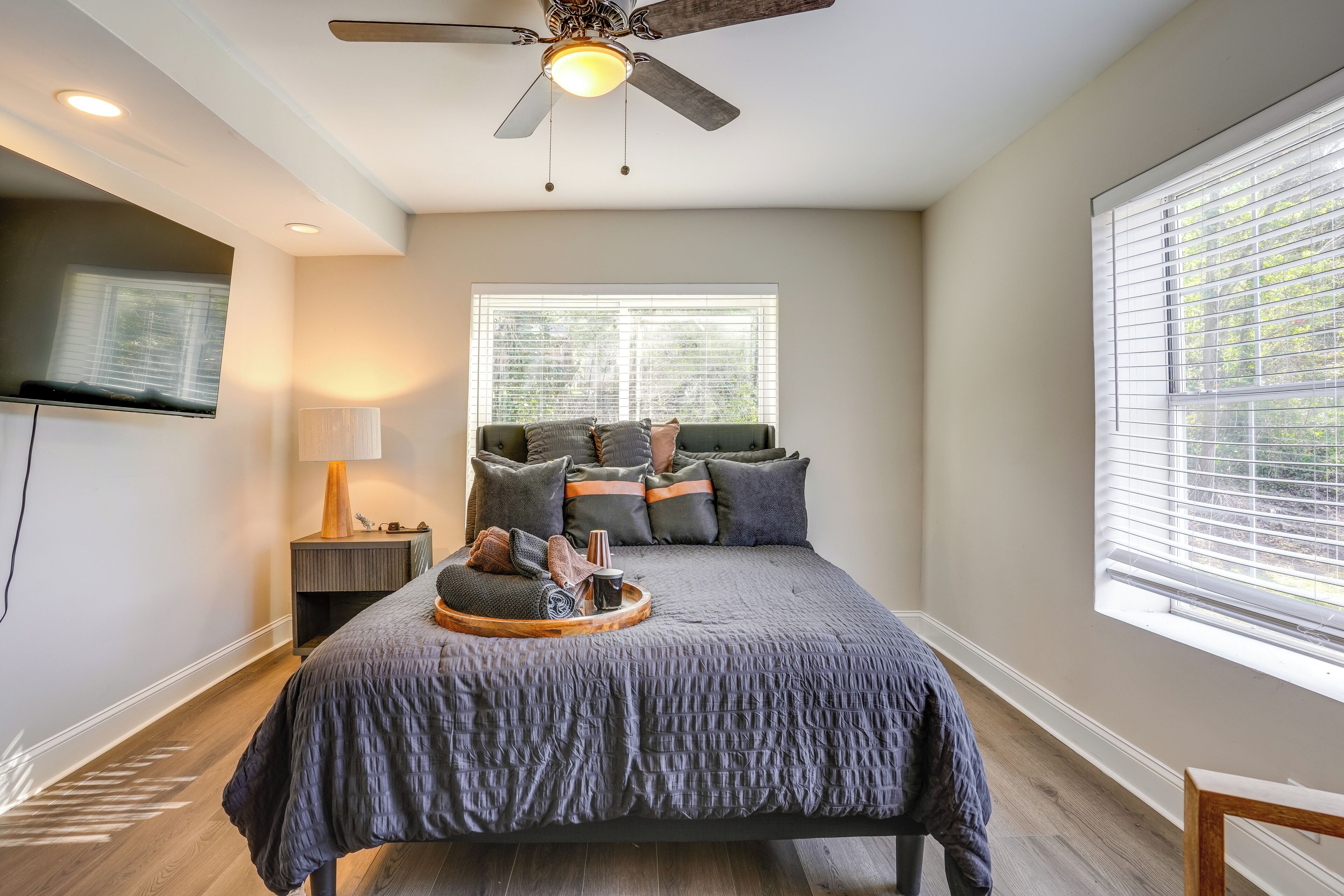 3 bedrooms, internet, bed sheets