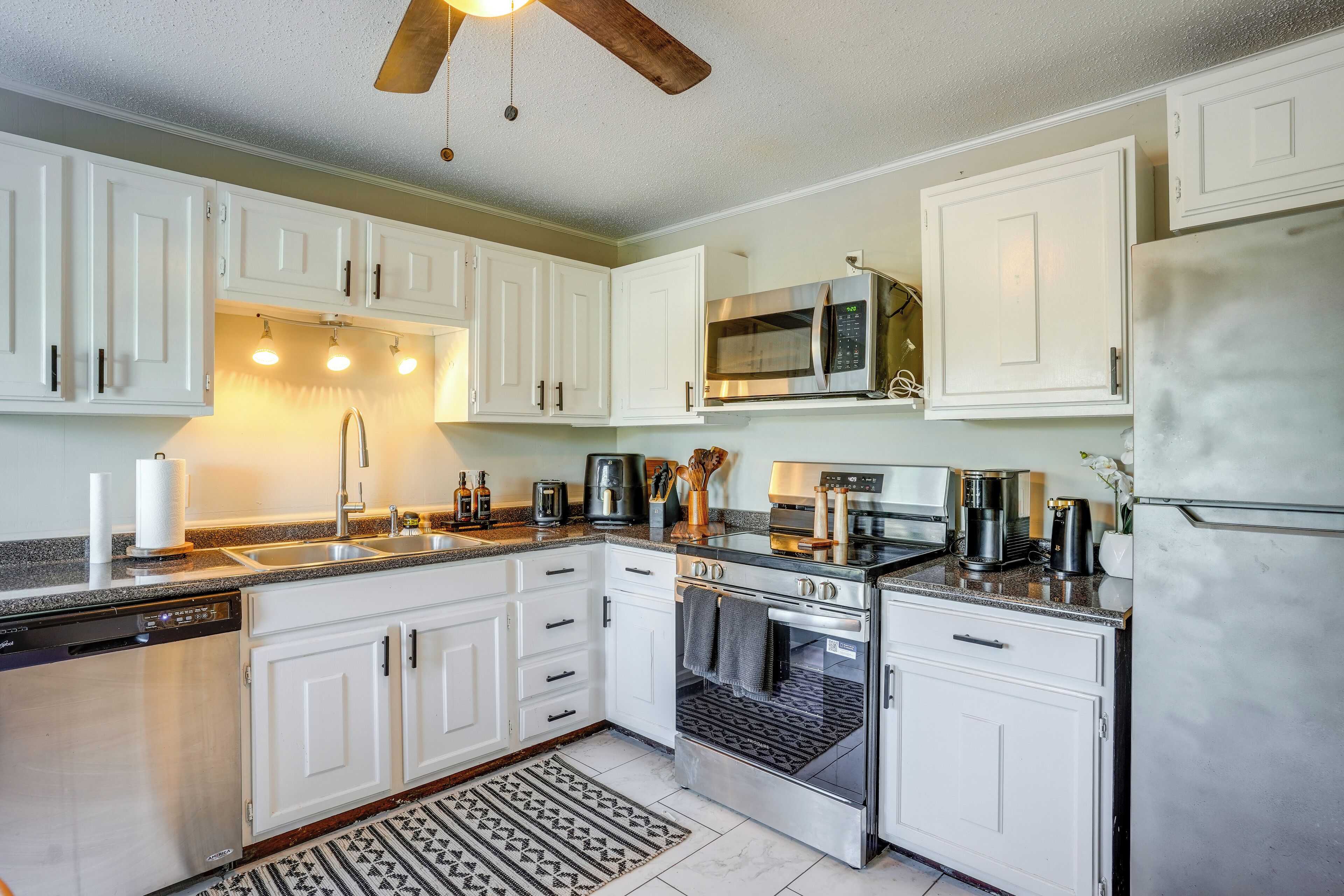 Fridge, microwave, stovetop, dishwasher