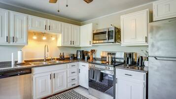 Fridge, microwave, stovetop, dishwasher