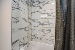 Secador de cabelo, toalhas de banho