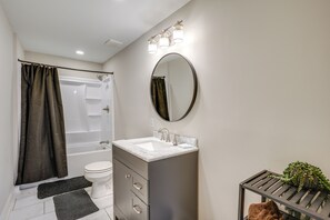 Hair dryer, towels - 1 Mi to SAU: Collegedale Apt w/ Shared Yard! (Collegedale)