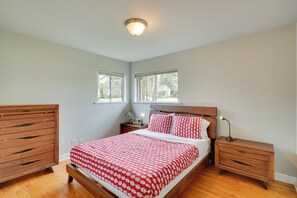 3 slaapkamers, een strijkplank/strijkijzer, internet, beddengoed