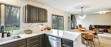Fridge, microwave, stovetop, dishwasher