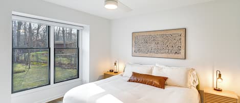 4 bedrooms, desk, iron/ironing board, Internet