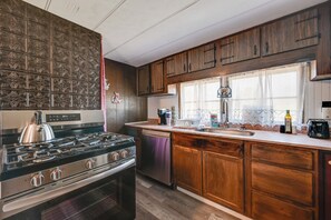 Fridge, microwave, stovetop, dishwasher - 6 Mi to Fort Knox! Rural Family Home, Pets Welcome (Radcliff)