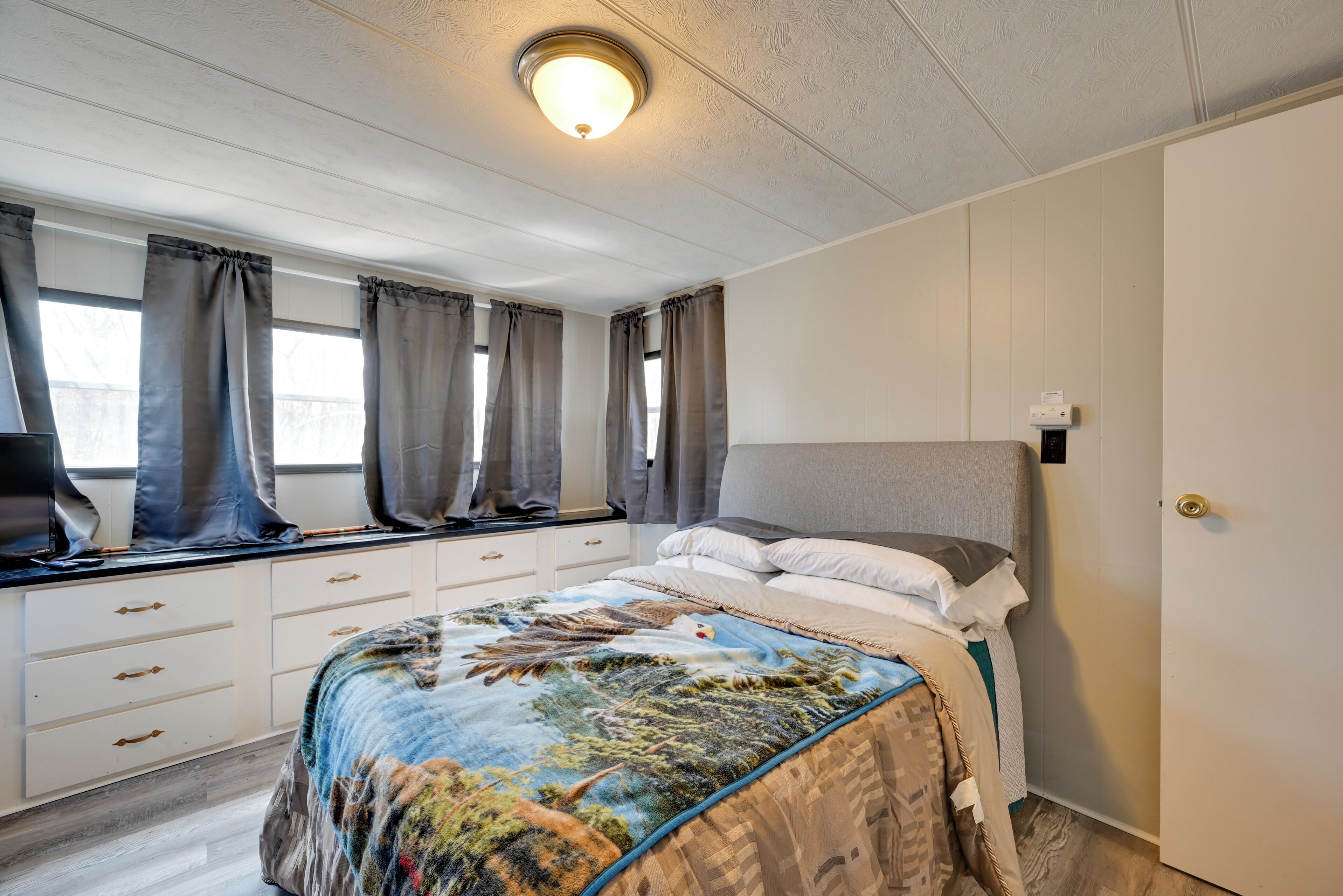 Iron/ironing board, bed sheets, wheelchair access