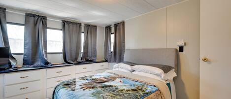 Iron/ironing board, bed sheets, wheelchair access